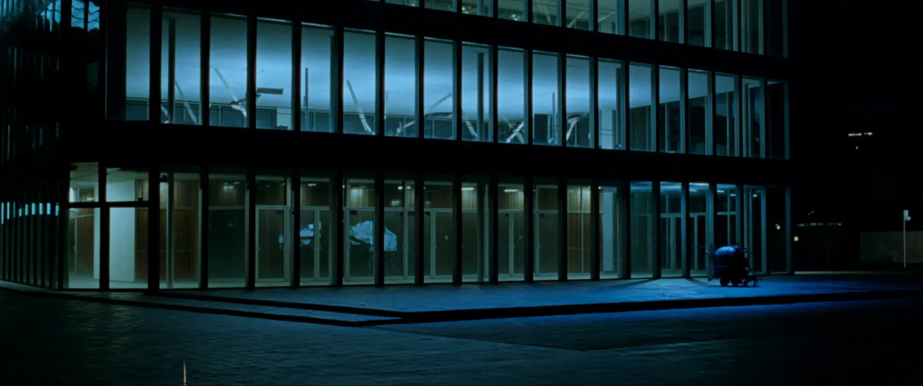 Glasfassade eines Bürogebäudes bei Nacht, frisch gereinigt