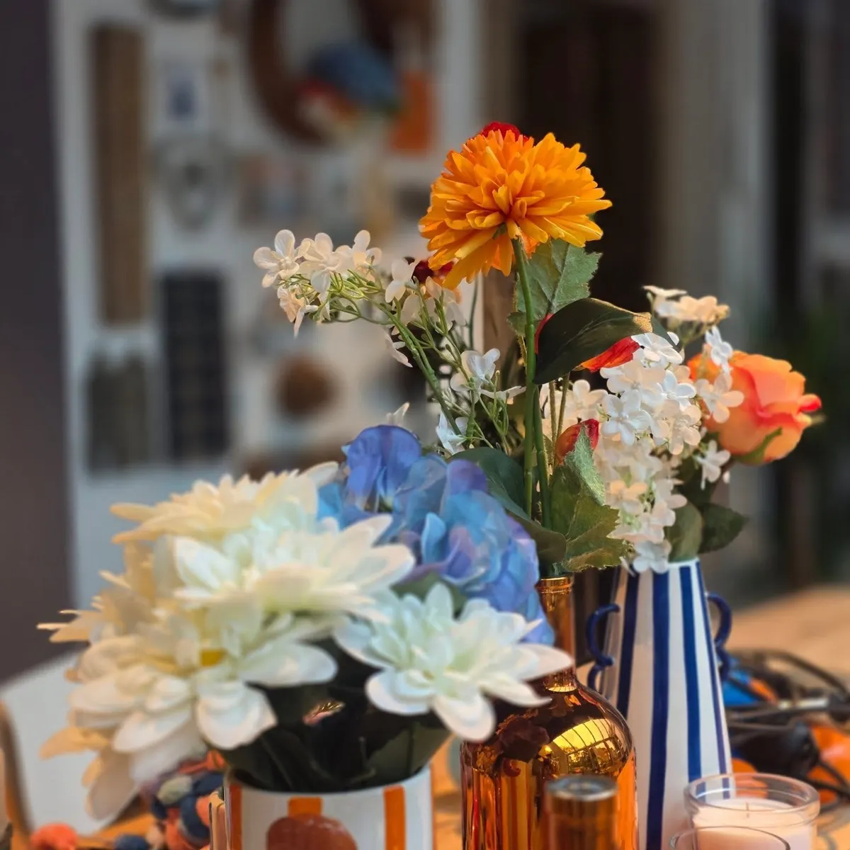 Blumenstrauß auf einem Tisch im Café des Schürener Backparadies