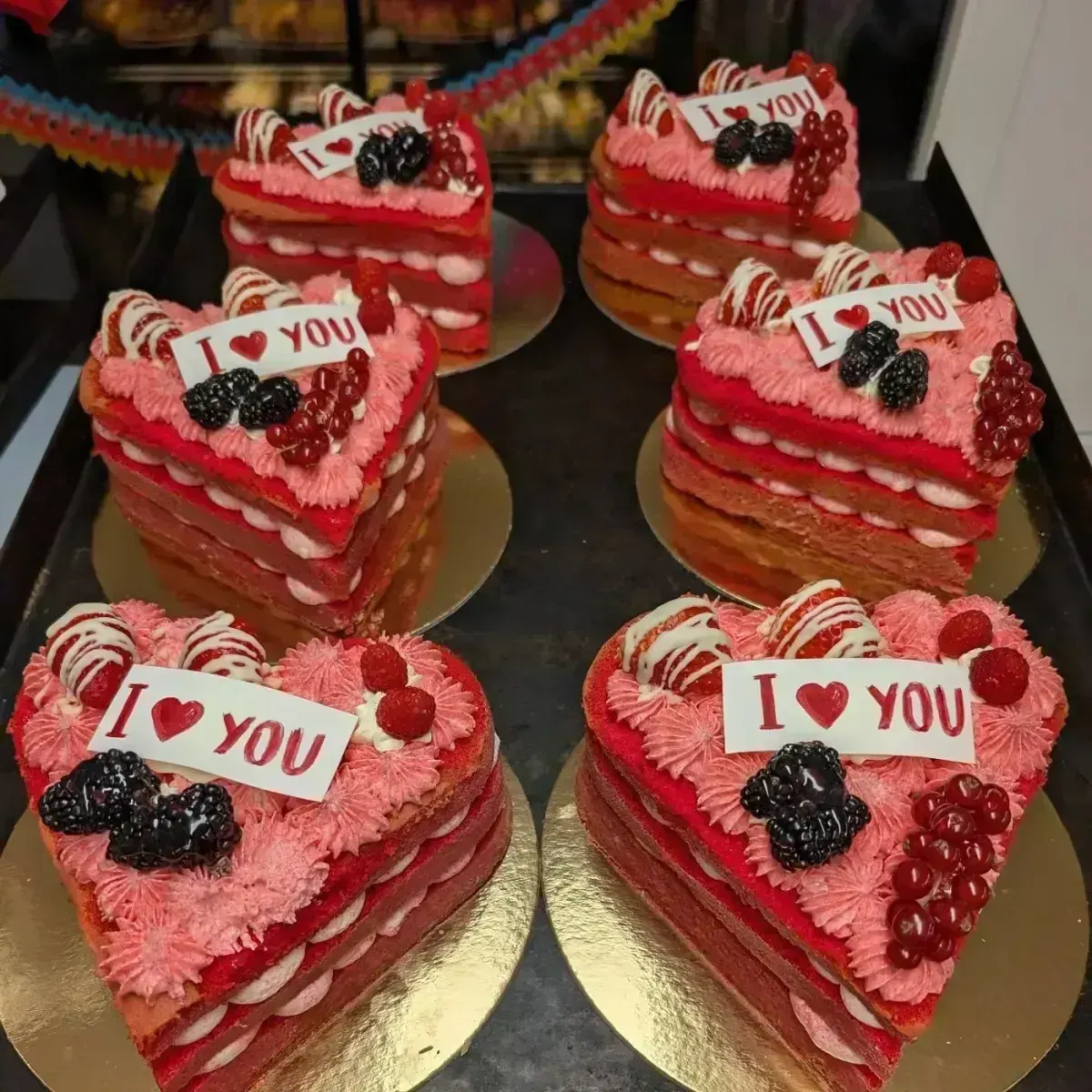 Herztorten mit rosa Creme, Erdbeeren, Brombeeren und Johannisbeeren