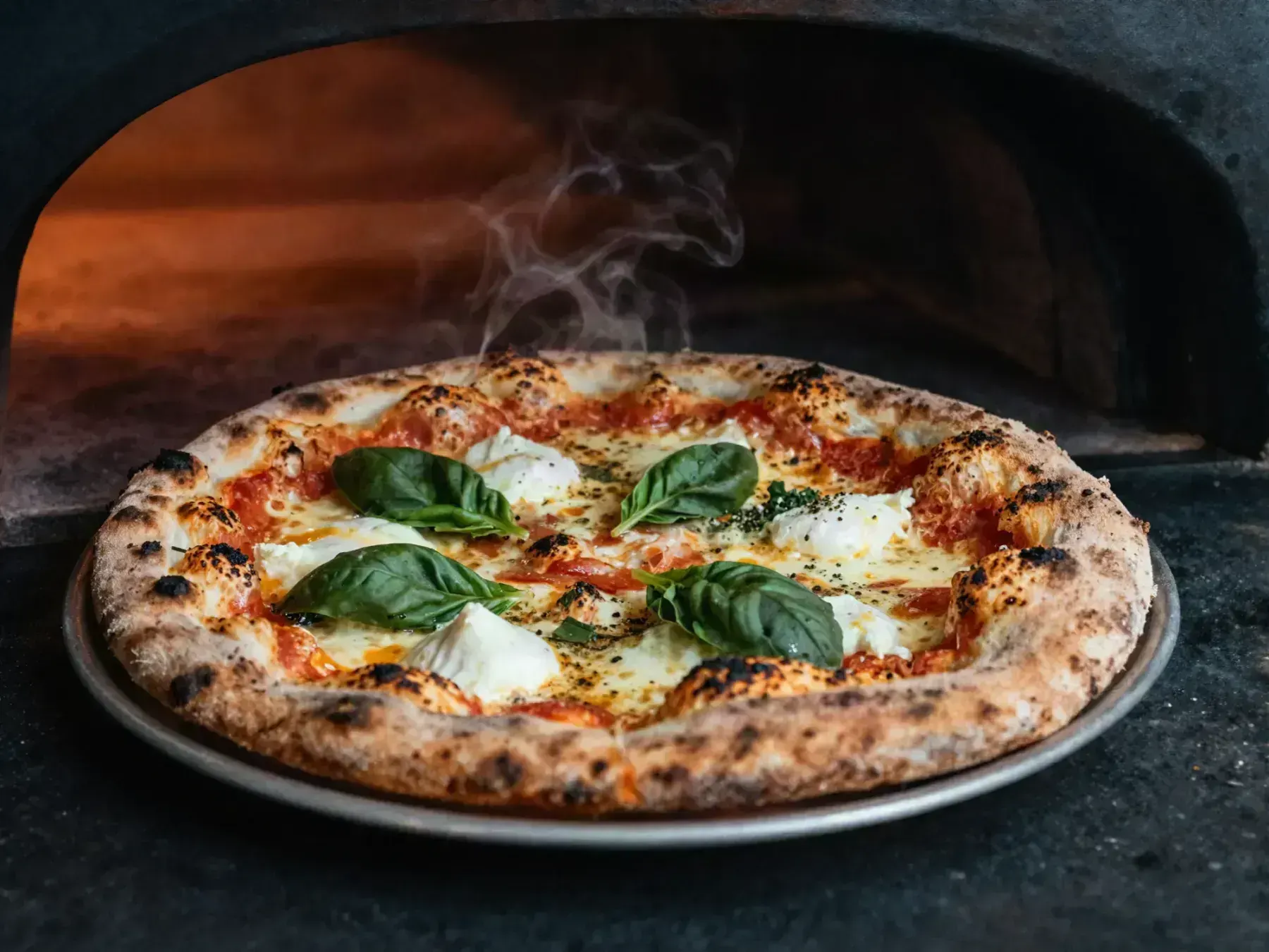 Neapolitanische Pizza Margherita frisch aus dem Holzofen